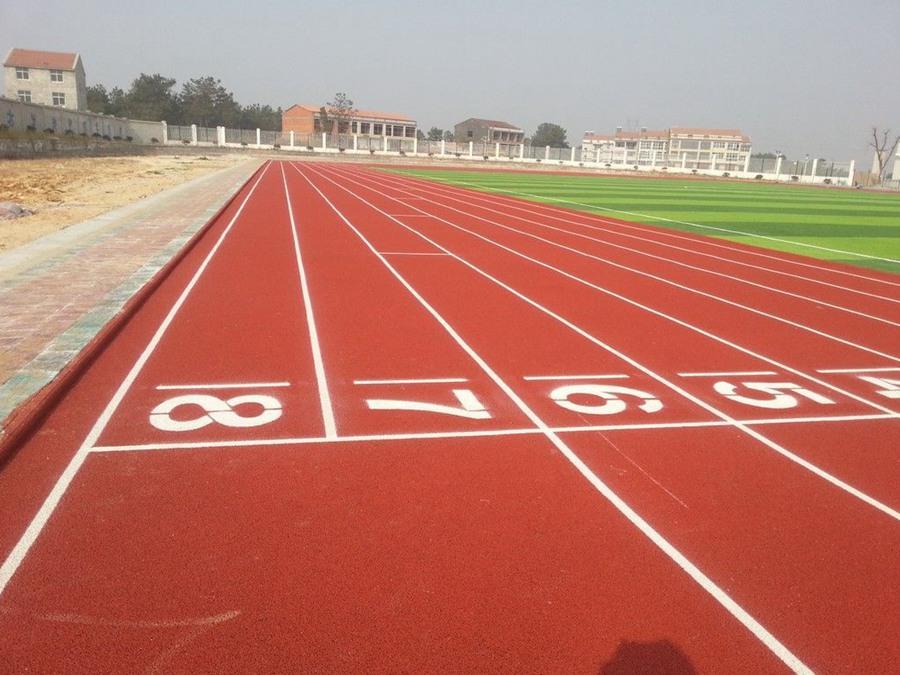 戶外塑膠跑道材料的施工的基本方案是什么？